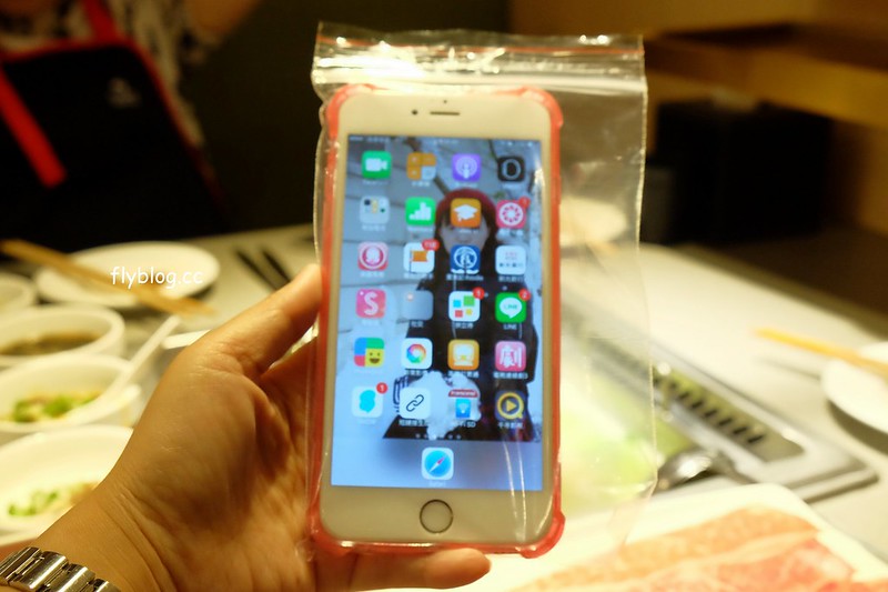 海底撈火鍋｜海底撈二號店，有修指甲和帶小孩服務，還有撈麵秀和變臉秀可以欣賞 @飛天璇的口袋