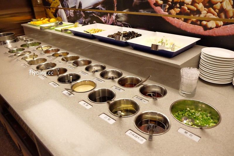 海底撈火鍋｜海底撈二號店，有修指甲和帶小孩服務，還有撈麵秀和變臉秀可以欣賞 @飛天璇的口袋