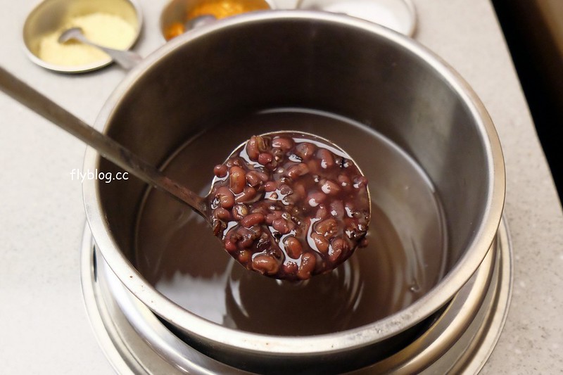 海底撈火鍋｜海底撈二號店，有修指甲和帶小孩服務，還有撈麵秀和變臉秀可以欣賞 @飛天璇的口袋