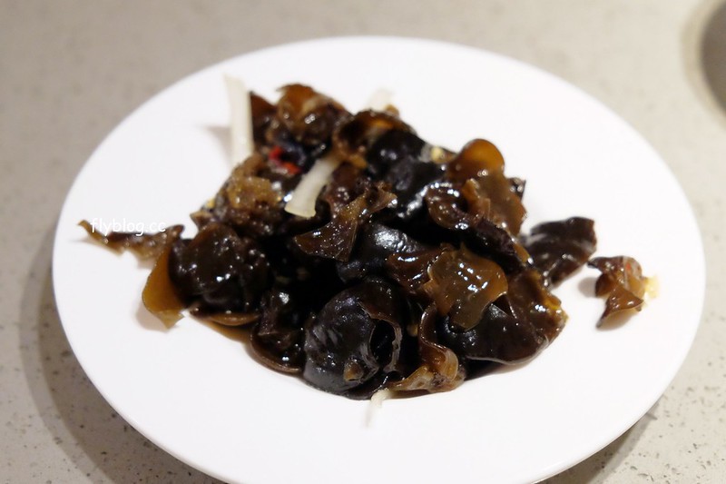 海底撈火鍋｜海底撈二號店，有修指甲和帶小孩服務，還有撈麵秀和變臉秀可以欣賞 @飛天璇的口袋