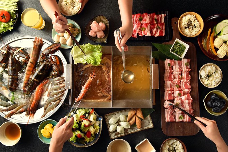 昭日堂鍋煮┃台中南屯美食：$360元火鍋套餐吃到飽！季節時蔬、每日肉品、美味熟食、Meiji冰淇淋，開幕期間打卡再送元蹄 @飛天璇的口袋