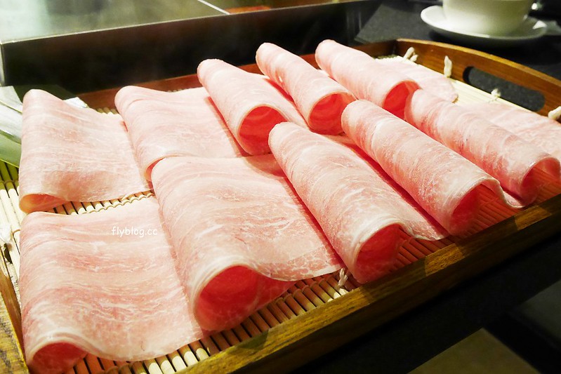 昭日堂鍋煮┃台中南屯美食：$360元火鍋套餐吃到飽！季節時蔬、每日肉品、美味熟食、Meiji冰淇淋，開幕期間打卡再送元蹄 @飛天璇的口袋