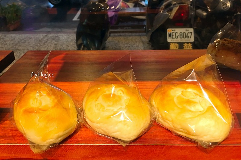 沐沐麵包｜網友在粉絲頁推薦的蔥阿胖，好吃軟嫩不油膩，中秋節的蛋黃酥也不錯 @飛天璇的口袋