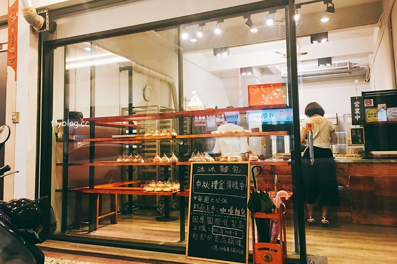 沐沐麵包｜網友在粉絲頁推薦的蔥阿胖，好吃軟嫩不油膩，中秋節的蛋黃酥也不錯 @飛天璇的口袋