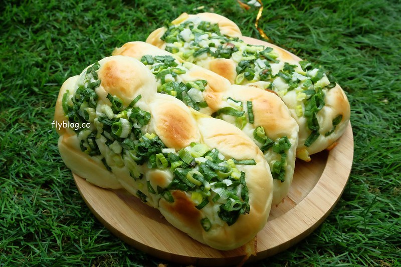 沐沐麵包｜網友在粉絲頁推薦的蔥阿胖，好吃軟嫩不油膩，中秋節的蛋黃酥也不錯 @飛天璇的口袋