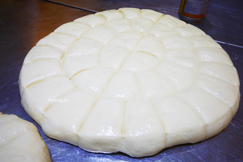 柳川や．柳川彩繪麵包店┃台中西區美食：巷弄間的人氣彩繪麵包店，冰淇淋菠蘿油包和麵包都很好吃，台中IG超夯打卡牆 @飛天璇的口袋