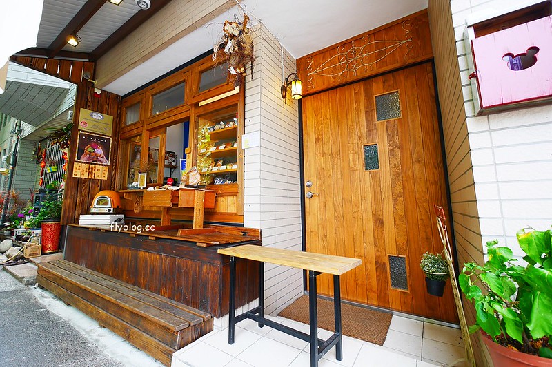 柳川や．柳川彩繪麵包店┃台中西區美食：巷弄間的人氣彩繪麵包店，冰淇淋菠蘿油包和麵包都很好吃，台中IG超夯打卡牆 @飛天璇的口袋