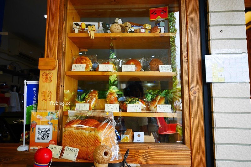 柳川や．柳川彩繪麵包店┃台中西區美食：巷弄間的人氣彩繪麵包店，冰淇淋菠蘿油包和麵包都很好吃，台中IG超夯打卡牆 @飛天璇的口袋