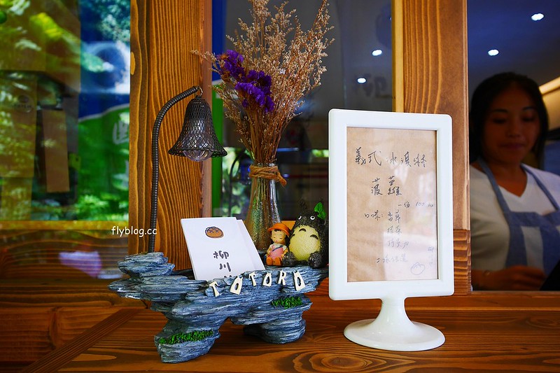 柳川や．柳川彩繪麵包店┃台中西區美食：巷弄間的人氣彩繪麵包店，冰淇淋菠蘿油包和麵包都很好吃，台中IG超夯打卡牆 @飛天璇的口袋