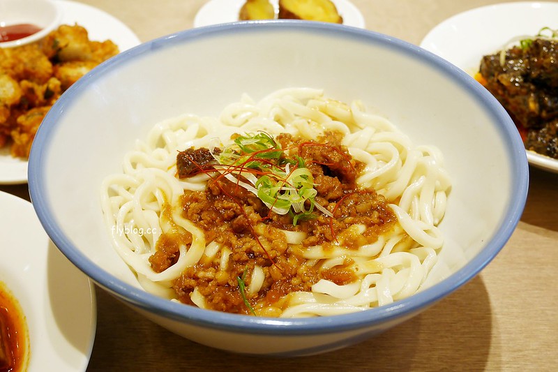 有春茶館┃台中東區美食：賣的是回憶、賣的是記憶、賣的是古早味，鄰近大魯閣購物廣場，有春冰菓室最新力作 @飛天璇的口袋