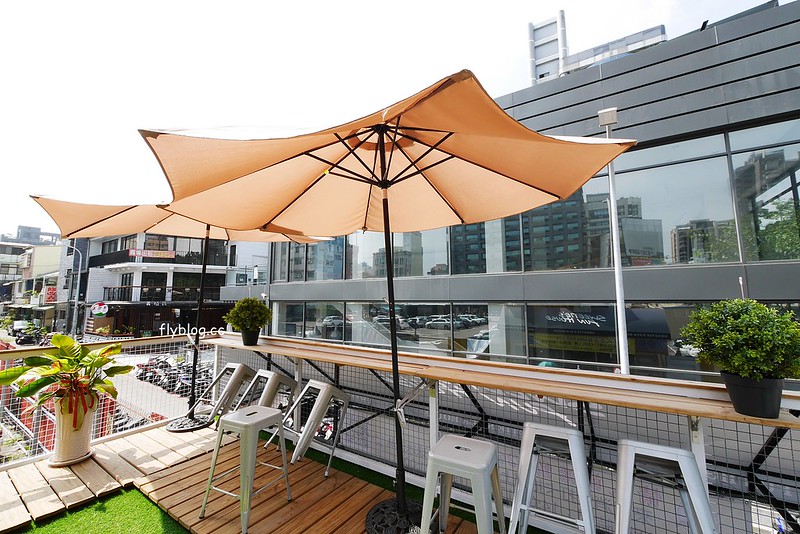 Fun糖屋┃台中西區美食：勤美誠品草悟道散步甜食，外觀是可愛的黃色貨櫃屋，還有炸雞、堡類和飲料其他選擇 @飛天璇的口袋