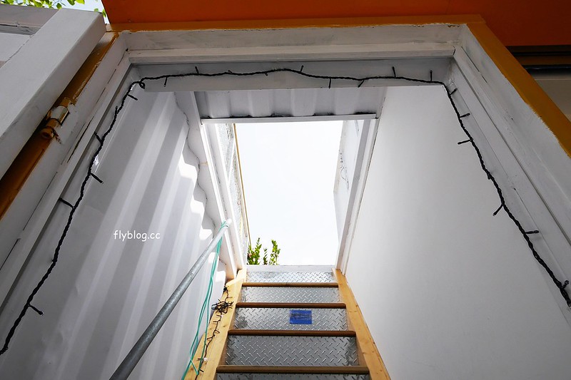 Fun糖屋┃台中西區美食：勤美誠品草悟道散步甜食，外觀是可愛的黃色貨櫃屋，還有炸雞、堡類和飲料其他選擇 @飛天璇的口袋