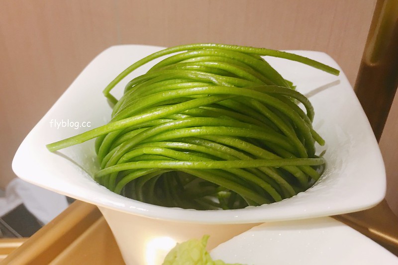 海底撈火鍋｜海底撈二號店，有修指甲和帶小孩服務，還有撈麵秀和變臉秀可以欣賞 @飛天璇的口袋