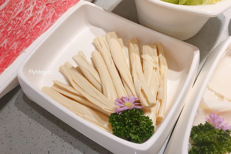 海底撈火鍋｜海底撈二號店，有修指甲和帶小孩服務，還有撈麵秀和變臉秀可以欣賞 @飛天璇的口袋