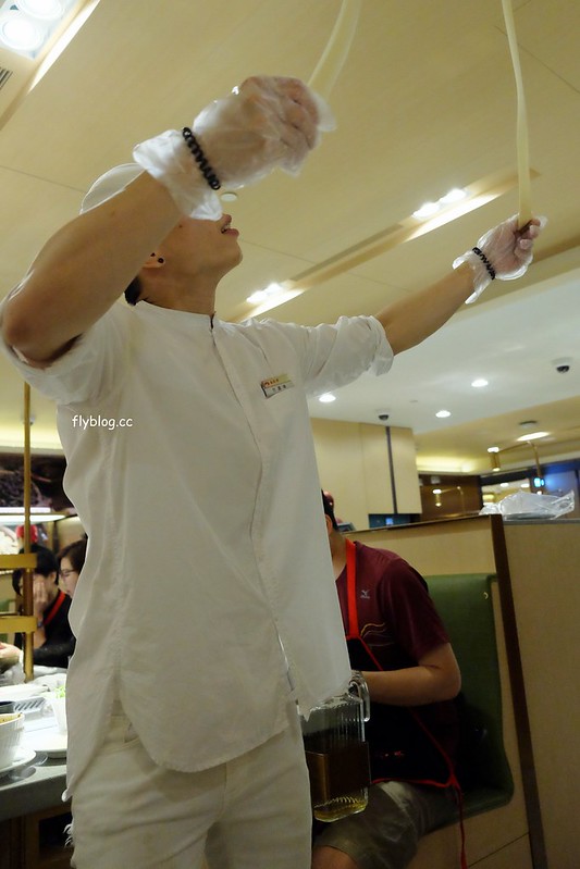 海底撈火鍋｜海底撈二號店，有修指甲和帶小孩服務，還有撈麵秀和變臉秀可以欣賞 @飛天璇的口袋