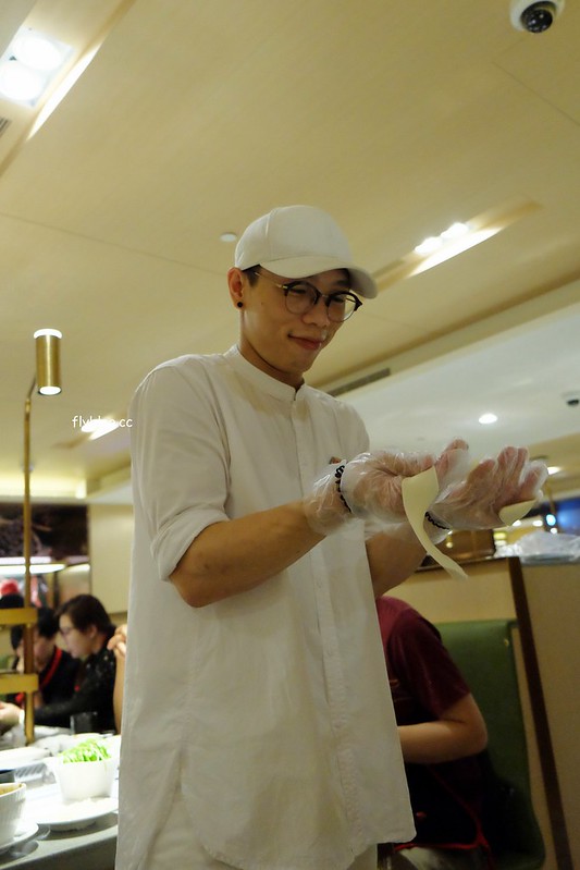 海底撈火鍋｜海底撈二號店，有修指甲和帶小孩服務，還有撈麵秀和變臉秀可以欣賞 @飛天璇的口袋