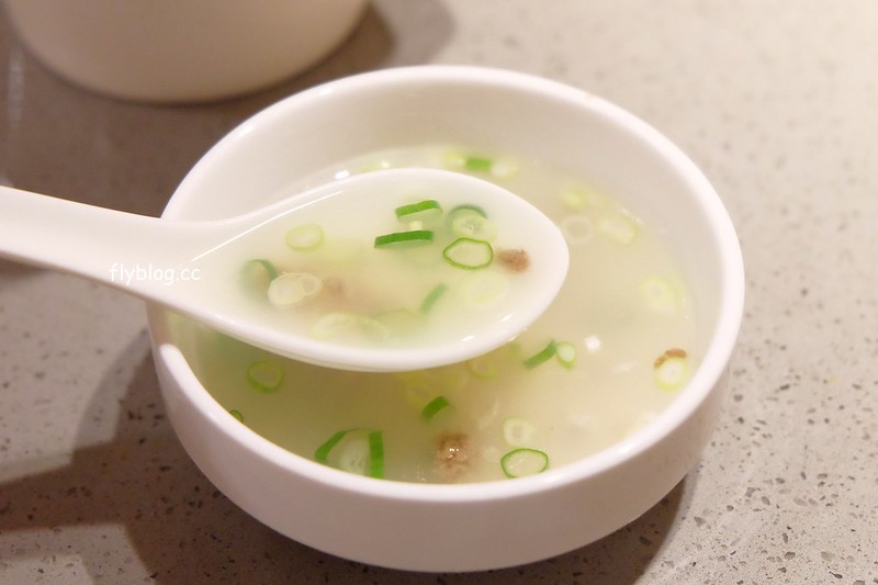 海底撈火鍋｜海底撈二號店，有修指甲和帶小孩服務，還有撈麵秀和變臉秀可以欣賞 @飛天璇的口袋