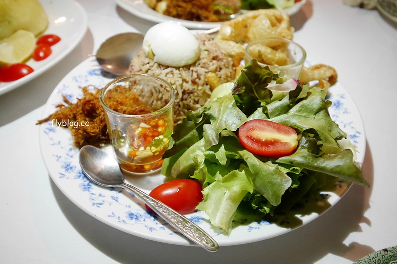 泰國清萊｜Chivit Thamma Da Coffee House(ชีวิตธรรมดา)｜清萊最美的河畔餐廳，充滿歐洲鄉村風格，下午茶悠閒的好地方 @飛天璇的口袋