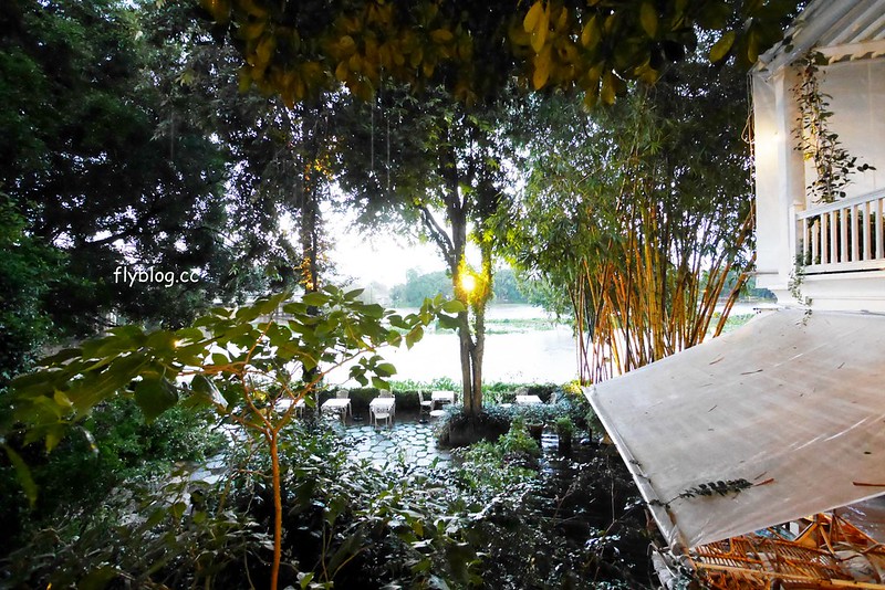 泰國清萊｜Chivit Thamma Da Coffee House(ชีวิตธรรมดา)｜清萊最美的河畔餐廳，充滿歐洲鄉村風格，下午茶悠閒的好地方 @飛天璇的口袋