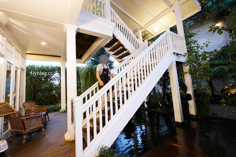 泰國清萊｜Chivit Thamma Da Coffee House(ชีวิตธรรมดา)｜清萊最美的河畔餐廳，充滿歐洲鄉村風格，下午茶悠閒的好地方 @飛天璇的口袋