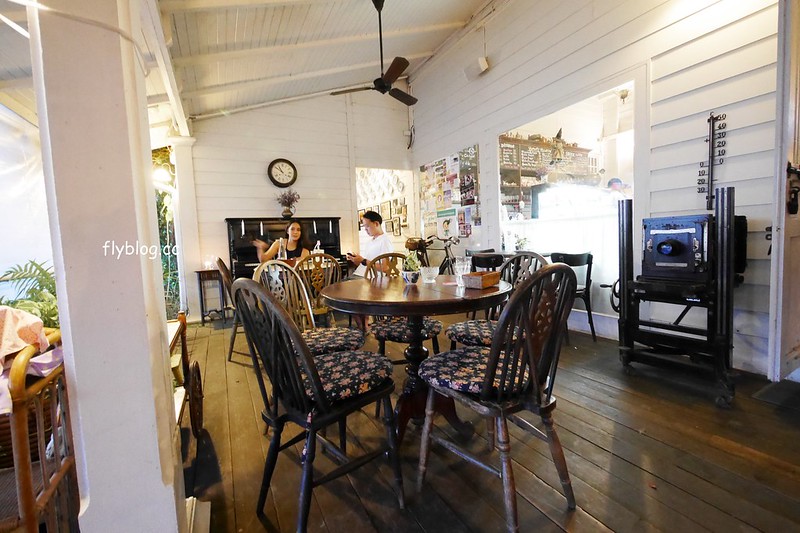 泰國清萊｜Chivit Thamma Da Coffee House(ชีวิตธรรมดา)｜清萊最美的河畔餐廳，充滿歐洲鄉村風格，下午茶悠閒的好地方 @飛天璇的口袋