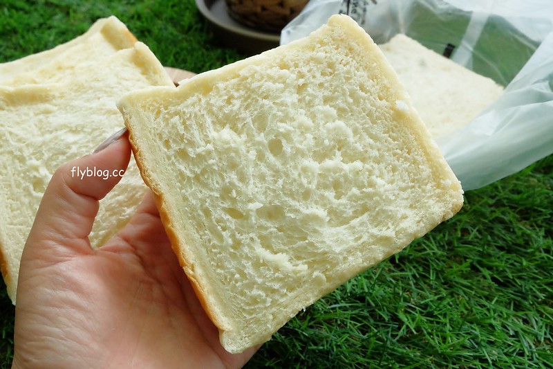 沐沐麵包｜網友在粉絲頁推薦的蔥阿胖，好吃軟嫩不油膩，中秋節的蛋黃酥也不錯 @飛天璇的口袋