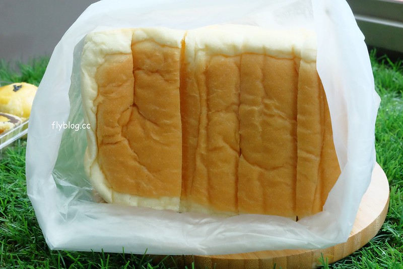 沐沐麵包｜網友在粉絲頁推薦的蔥阿胖，好吃軟嫩不油膩，中秋節的蛋黃酥也不錯 @飛天璇的口袋