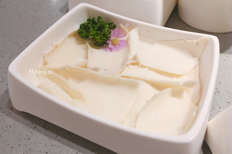 海底撈火鍋｜海底撈二號店，有修指甲和帶小孩服務，還有撈麵秀和變臉秀可以欣賞 @飛天璇的口袋