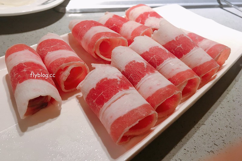 海底撈火鍋｜海底撈二號店，有修指甲和帶小孩服務，還有撈麵秀和變臉秀可以欣賞 @飛天璇的口袋