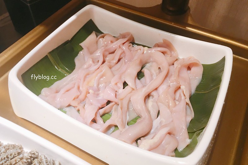 海底撈火鍋｜海底撈二號店，有修指甲和帶小孩服務，還有撈麵秀和變臉秀可以欣賞 @飛天璇的口袋