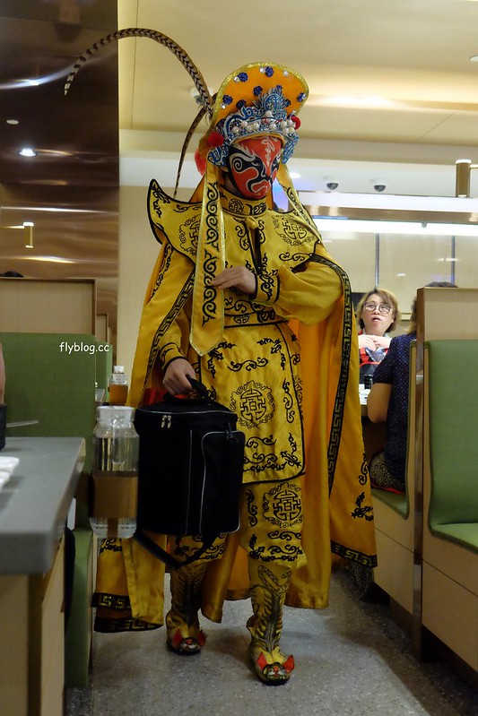 海底撈火鍋｜海底撈二號店，有修指甲和帶小孩服務，還有撈麵秀和變臉秀可以欣賞 @飛天璇的口袋