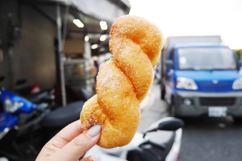台中清水｜嘉新麵包．被麵包耽誤的炸雞店，一咬下還會噴汁 @飛天璇的口袋