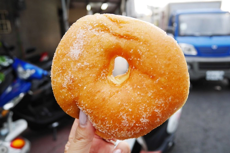 台中清水｜嘉新麵包．被麵包耽誤的炸雞店，一咬下還會噴汁 @飛天璇的口袋