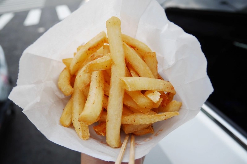 台中清水｜嘉新麵包．被麵包耽誤的炸雞店，一咬下還會噴汁 @飛天璇的口袋