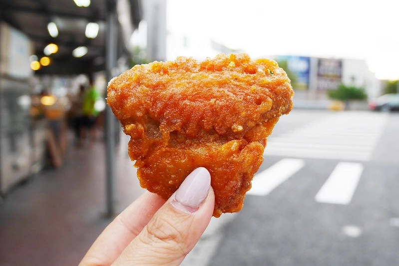 台中清水｜嘉新麵包．被麵包耽誤的炸雞店，一咬下還會噴汁 @飛天璇的口袋