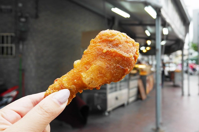 台中清水｜嘉新麵包．被麵包耽誤的炸雞店，一咬下還會噴汁 @飛天璇的口袋