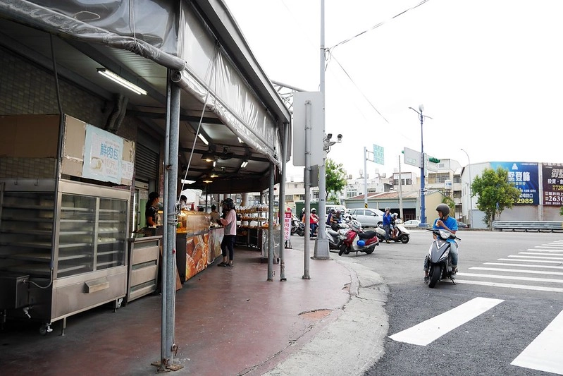 台中清水｜嘉新麵包．被麵包耽誤的炸雞店，一咬下還會噴汁 @飛天璇的口袋