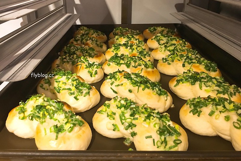 沐沐麵包｜網友在粉絲頁推薦的蔥阿胖，好吃軟嫩不油膩，中秋節的蛋黃酥也不錯 @飛天璇的口袋