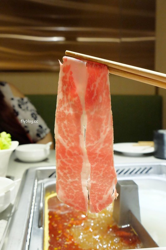 海底撈火鍋｜海底撈二號店，有修指甲和帶小孩服務，還有撈麵秀和變臉秀可以欣賞 @飛天璇的口袋