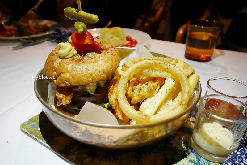 泰國清萊｜Chivit Thamma Da Coffee House(ชีวิตธรรมดา)｜清萊最美的河畔餐廳，充滿歐洲鄉村風格，下午茶悠閒的好地方 @飛天璇的口袋