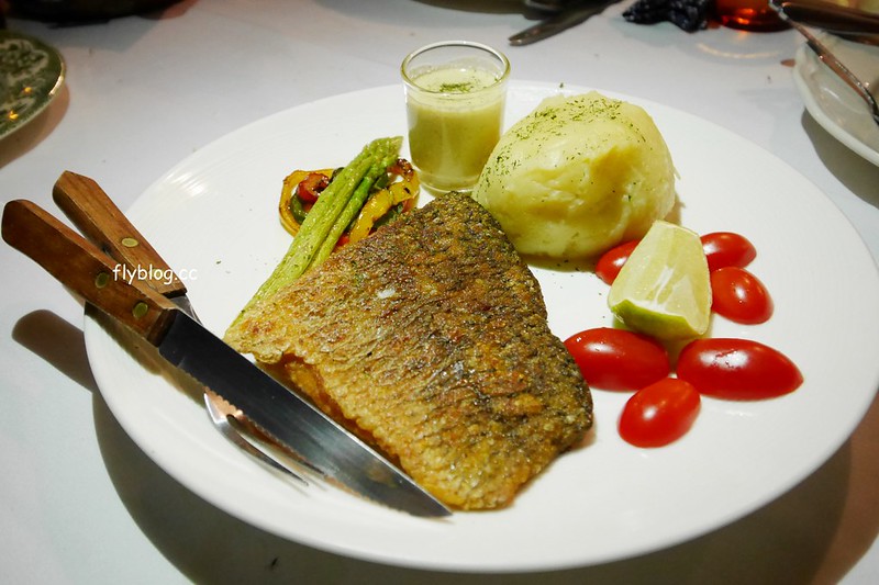 泰國清萊｜Chivit Thamma Da Coffee House(ชีวิตธรรมดา)｜清萊最美的河畔餐廳，充滿歐洲鄉村風格，下午茶悠閒的好地方 @飛天璇的口袋