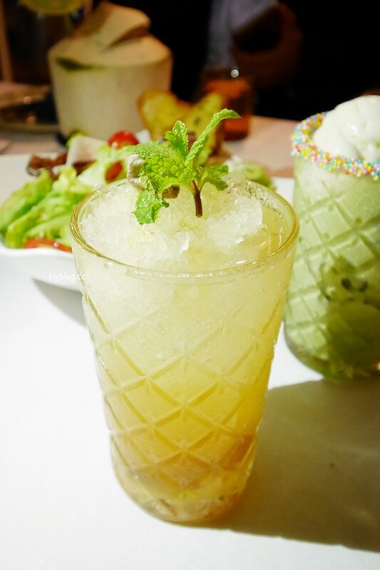 泰國清萊｜Chivit Thamma Da Coffee House(ชีวิตธรรมดา)｜清萊最美的河畔餐廳，充滿歐洲鄉村風格，下午茶悠閒的好地方 @飛天璇的口袋