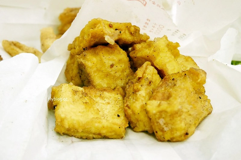 洪家回春堂鹹酥雞┃台中西屯：向上市場傳承32年的好味道，這天來中藥店買鹹酥雞，有脫油程序吃的比較安心 @飛天璇的口袋