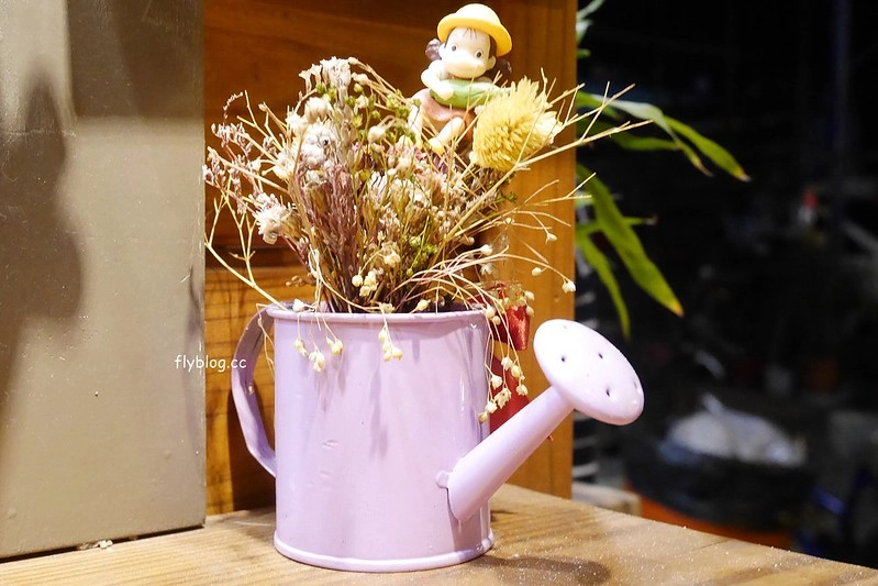 洪家回春堂鹹酥雞┃台中西屯：向上市場傳承32年的好味道，這天來中藥店買鹹酥雞，有脫油程序吃的比較安心 @飛天璇的口袋