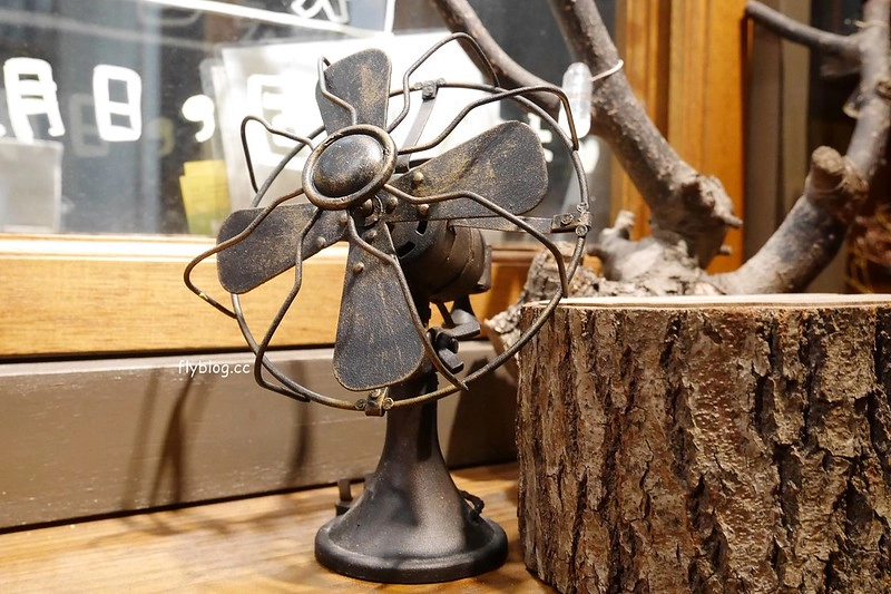 洪家回春堂鹹酥雞┃台中西屯：向上市場傳承32年的好味道，這天來中藥店買鹹酥雞，有脫油程序吃的比較安心 @飛天璇的口袋