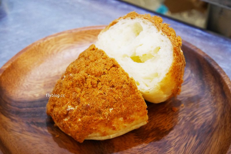 柳川や．柳川彩繪麵包店┃台中西區美食：巷弄間的人氣彩繪麵包店，冰淇淋菠蘿油包和麵包都很好吃，台中IG超夯打卡牆 @飛天璇的口袋