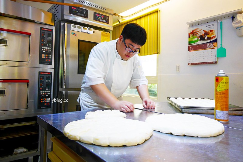 柳川や．柳川彩繪麵包店┃台中西區美食：巷弄間的人氣彩繪麵包店，冰淇淋菠蘿油包和麵包都很好吃，台中IG超夯打卡牆 @飛天璇的口袋