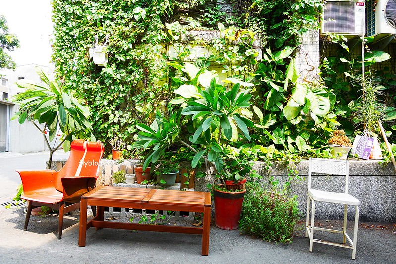 柳川や．柳川彩繪麵包店┃台中西區美食：巷弄間的人氣彩繪麵包店，冰淇淋菠蘿油包和麵包都很好吃，台中IG超夯打卡牆 @飛天璇的口袋