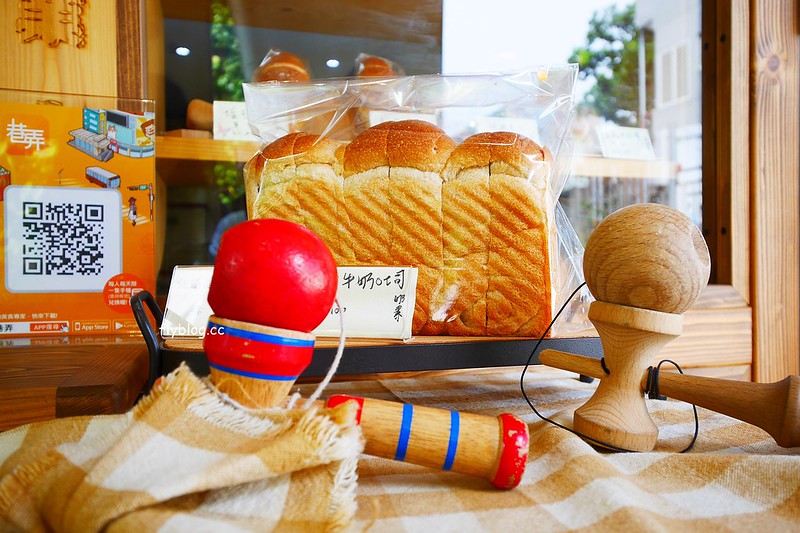 柳川や．柳川彩繪麵包店┃台中西區美食：巷弄間的人氣彩繪麵包店，冰淇淋菠蘿油包和麵包都很好吃，台中IG超夯打卡牆 @飛天璇的口袋