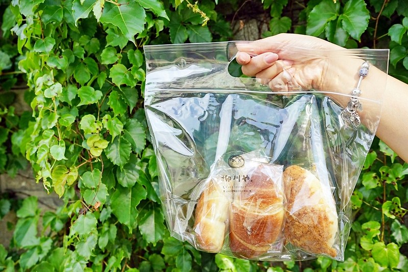 柳川や．柳川彩繪麵包店┃台中西區美食：巷弄間的人氣彩繪麵包店，冰淇淋菠蘿油包和麵包都很好吃，台中IG超夯打卡牆 @飛天璇的口袋